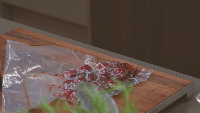 Rote Bete mit Brühe, Rotwein und Balsamico in einem Topf einkochen.