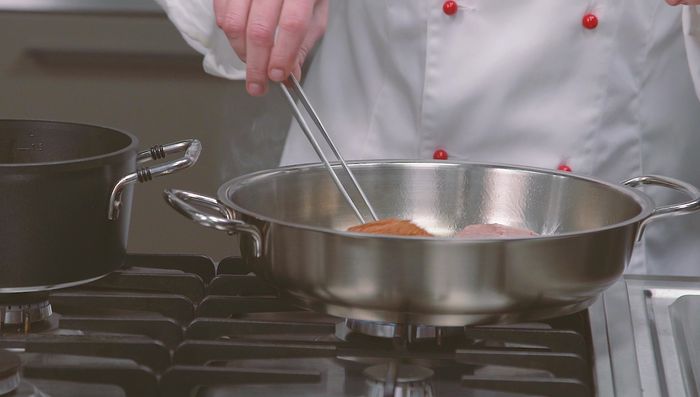 Rote Bete abschmecken und mit Salz und Pfeffer würzen. Anrichten.