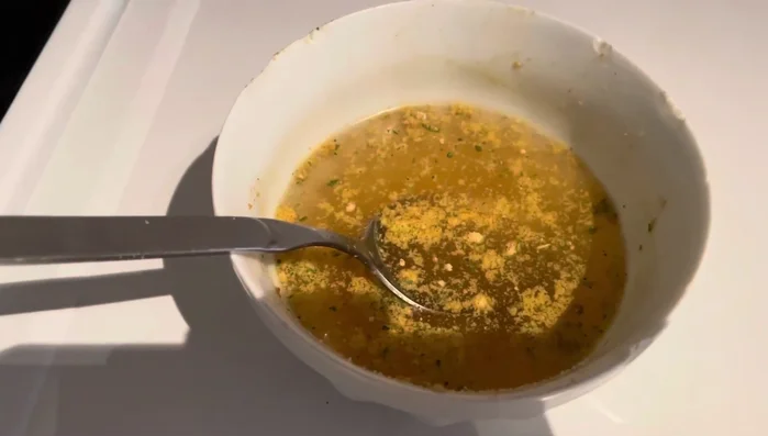 Gemüsebrühe in die Pfanne geben.