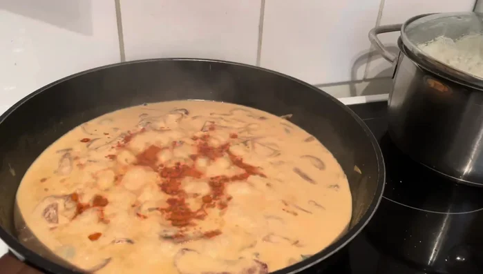 Paprika, Kurkuma, Curry und etwas Kurkuma hinzufügen.