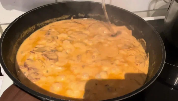 Weißwein hinzufügen.