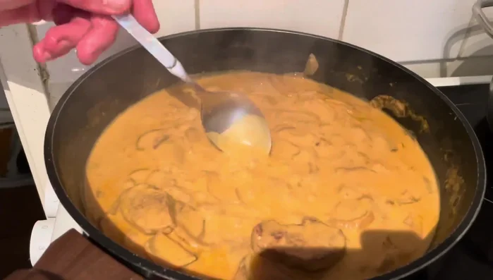 Soße köcheln lassen, abschmecken und nach Bedarf mit Soßenbinder andicken.