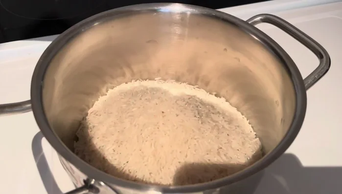 Reis mit etwas Salz in Wasser aufkochen, bis der Reis ca. 1-2 cm bedeckt ist. Dann köcheln lassen.