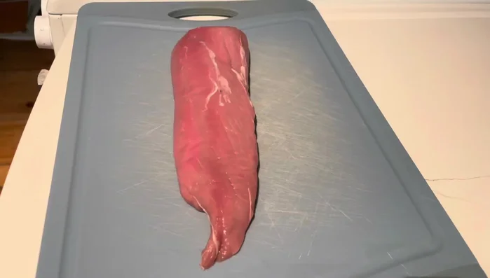 Schweinefilet in gleichmäßige, ca. 1 cm dicke Scheiben schneiden.