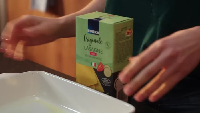 Lasagne schichten: Lasagneplatte, Spinatmasse, Lasagneplatte usw. Mit einer Spinatschicht abschließen. Oben mit Cheddar bestreuen.