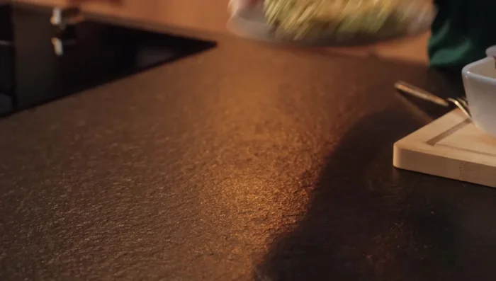 Spinat-Lasagne aus dem Ofen nehmen und servieren.