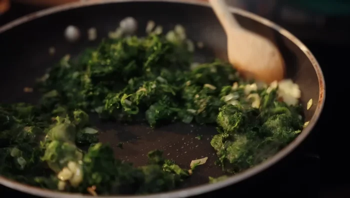 Angetauten Spinat hinzufügen und kurz mit andünsten. 200g Sahne, 1 EL Schmand und 175g Frischkäse unterrühren. Bei schwacher Hitze 5 Minuten köcheln lassen.