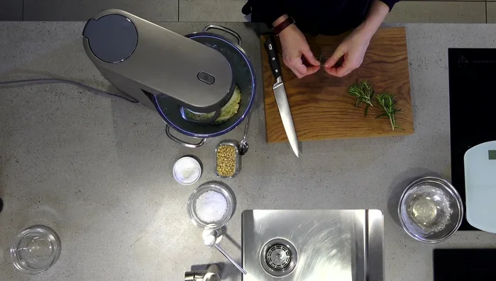 Teig auf bemehlter Fläche kurz durchkneten (196.92).