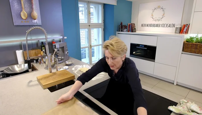 Teig auf ein mit Backpapier ausgelegtes Backblech geben (329.84).