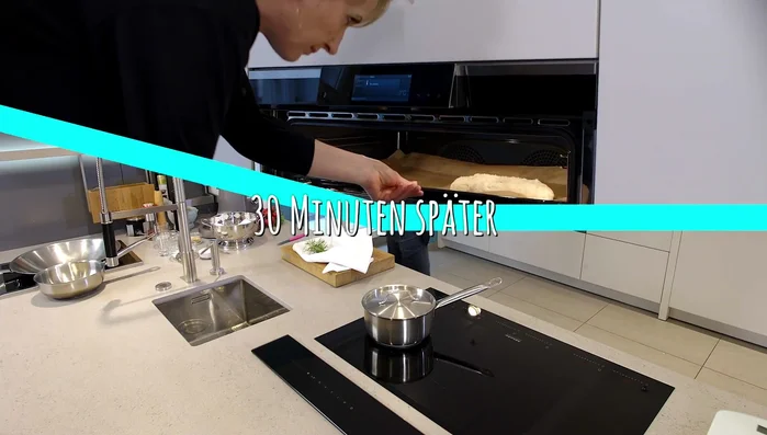 Im vorgeheizten Backofen bei 220°C ca. 30 Minuten backen (375.36).