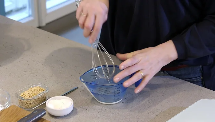 Salz hinzufügen und verrühren (44.36).