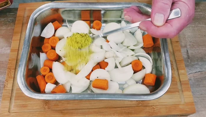 Gemüse im Bräter mit 1-2 TL Gemüsebrühe würzen (je nach Salzgehalt des Kochsuchts).