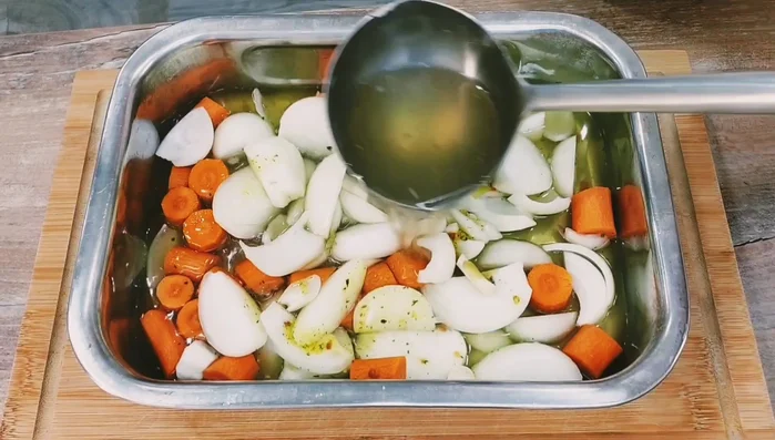 2 Kellen Kochsucht und 0,5 Liter dunkles Bier zum Gemüse im Bräter geben.