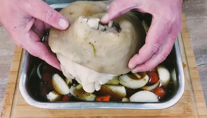 Haxe in den Bräter setzen und für 1 Stunde bei 180°C in den vorgeheizten Backofen geben.