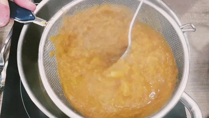 Soße durch ein Sieb streichen und mit Salz, Pfeffer und eventuell Gemüsebrühe abschmecken.