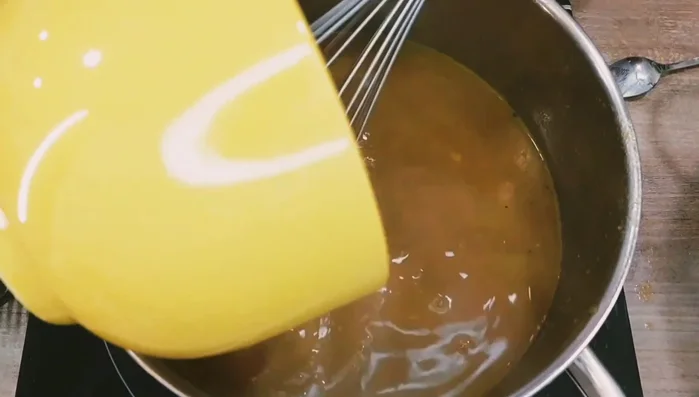 Speisestärke mit Wasser glatt rühren und die Soße damit binden. Aufkochen.