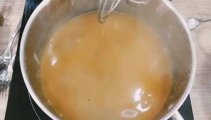 Haxe aus dem Ofen nehmen, anrichten und genießen.