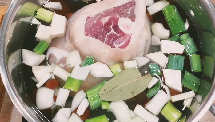 Mit Salz, Lorbeerblatt, Holunderbeeren, Thymian, Rosmarin und schwarzen Pfefferkörnern würzen. Aufkochen und dann bei kleinster Flamme zugedeckt 1 Stunde ziehen lassen (nicht sprudelnd kochen).