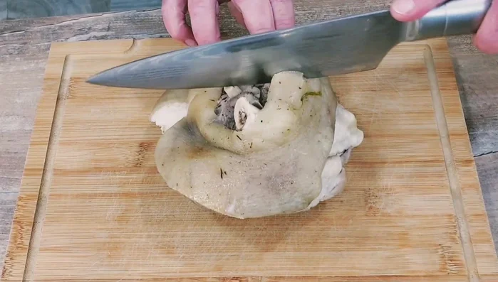 Haxe aus dem Topf nehmen und Schwarte vorsichtig anritzen.