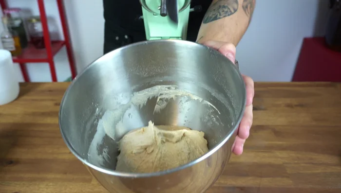 Teig 1-2 Stunden ruhen lassen (109.03).