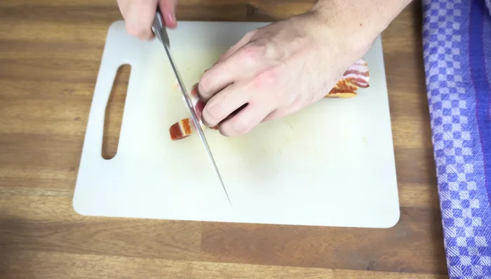 Speck klein schneiden, Zwiebeln (optional) hinzufügen und mit etwas Schweineschmalz in der Pfanne dünsten (118.78).