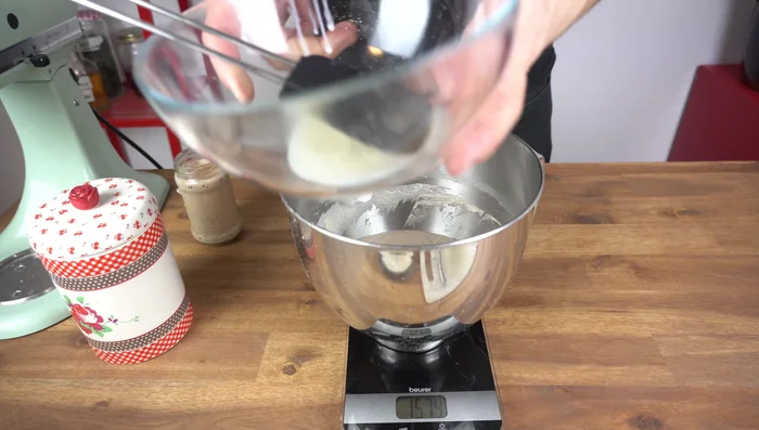 Gemisch durch ein Sieb geben, Flüssigkeit zum Teig geben (167.989).