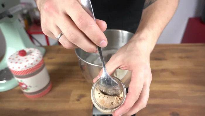 Aktiven Sauerteig mit Wasser vermischen und mindestens 4 Stunden stehen lassen, bis er sich verdoppelt hat (174.62).