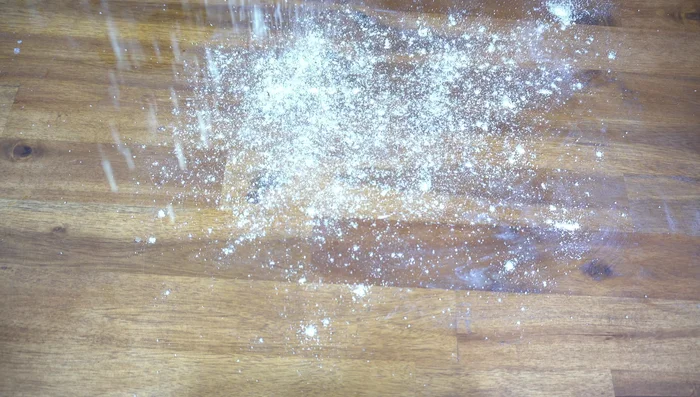 Nach 6 Stunden mit Reismehl bestäuben, Teig zusammenfalten (339.22).