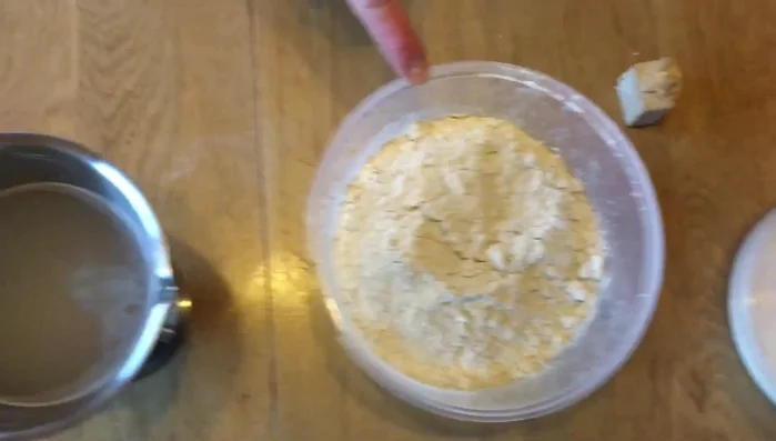 Formen: Den Teig in die gewünschte Form bringen. (27.47, 268.139)