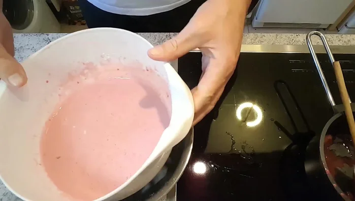 Die Masse über einem Eisbad kalt schlagen und in den Kühlschrank stellen bis sie zu schelieren beginnt.