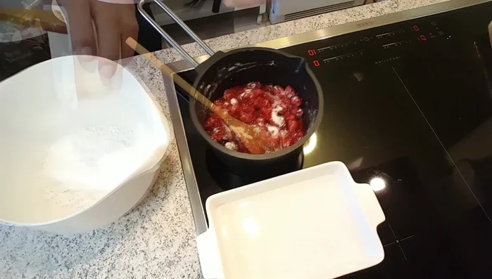 Quark in eine Rührschüssel geben.