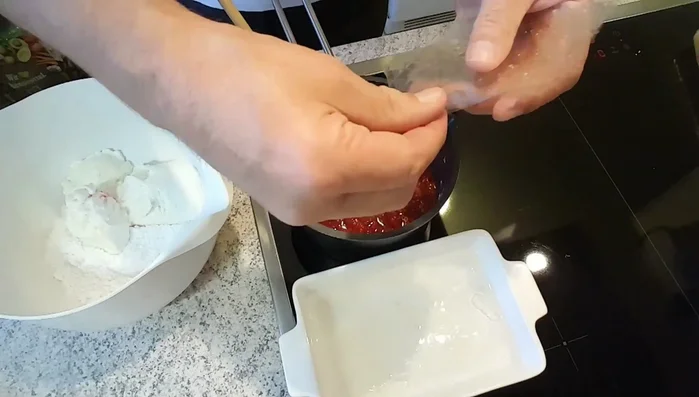 Gelatine einweichen. Sahne in einem hohen Topf steif schlagen.