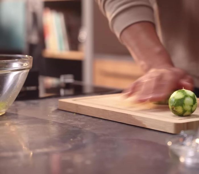 Limetten auspressen (Saft für Lachs und Dressing aufbewahren).