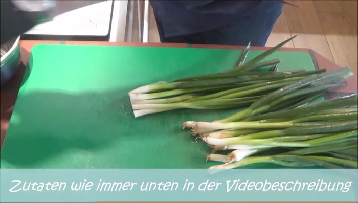 Füllung vorbereiten: Zwiebeln klein schneiden, mit Olivenöl andünsten, Spd 30, Rapsöl, Pfeffer und Salz hinzufügen (183.81).