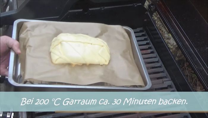Backen: Bei 220 Grad indirekt ca. 30 Minuten backen (606.49).