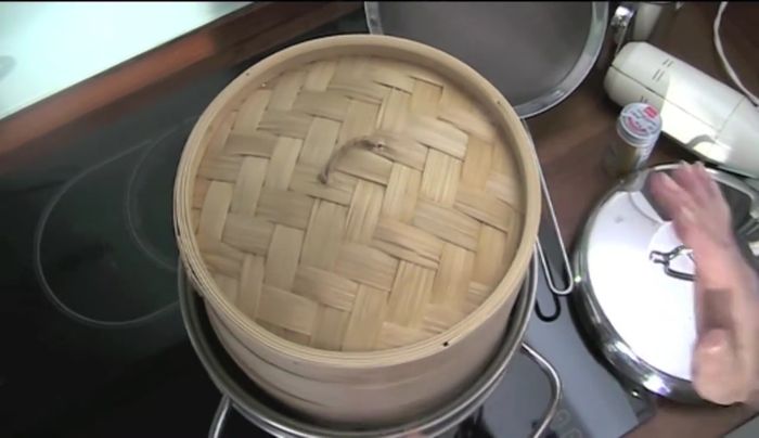 Dim Sum im Dampfkorb über kochendem Wasser ca. 10 Minuten dämpfen. (203.25)