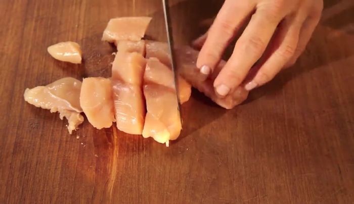 Schlagsahne, Reiswein, Essig und Fischsauce vermischen. (32.099)