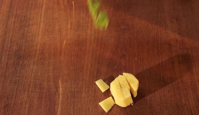Ingwer und Koriander fein hacken (mit Messer oder Schneidemaschine). (73.42)