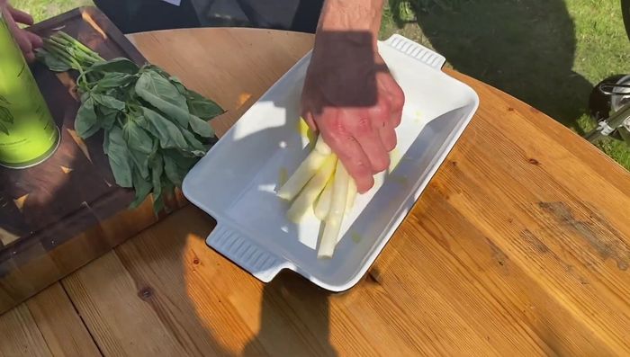 Spargel mit etwas Olivenöl beträufeln, damit die ganze Stange benetzt ist.