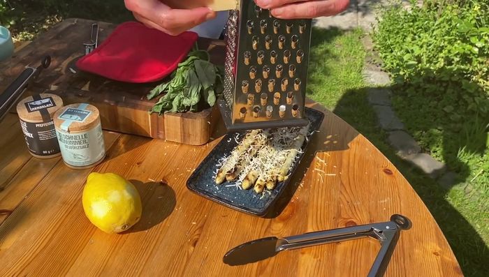 Parmesan gleich zu Beginn über den heißen, gegrillten Spargel geben, damit er leicht anschmilzt.
