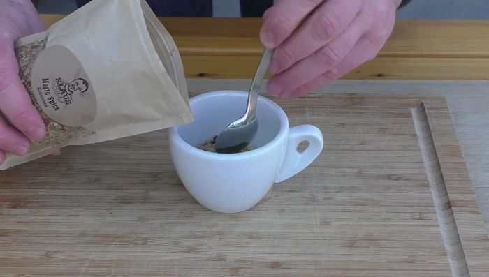Estragon, Zitronenschale und die Magic Spice Gewürzmischung vermischen und großzügig auf das Filet auftragen (139.4, 232.64).