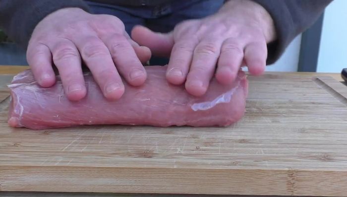 Das gewürzte Filet mit Zahnstochern fixieren (177.299).