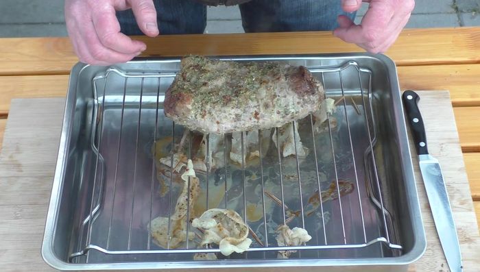 Das Filet kurz auf der heißen Backplatte anbraten (406.95).