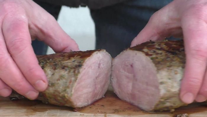 Das Filet anschneiden und servieren (458.229).