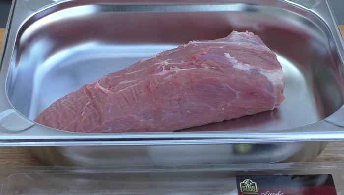 Das falsche Kalbsfilet wird an der dickeren Seite eingeschnitten und umgeklappt, um ein gleichmäßiges Garen zu gewährleisten (48.23).
