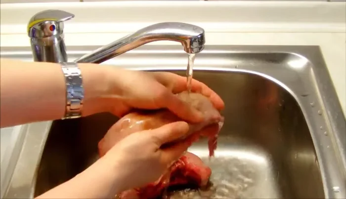 Schweinezungen unter kaltem Wasser waschen.