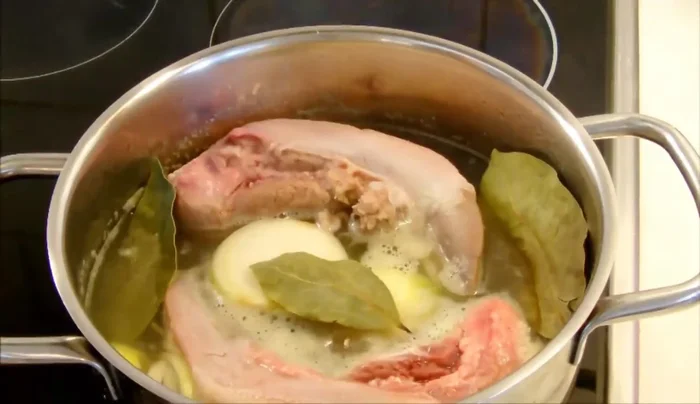 Essig, Salz, Pfeffer und Kräuter hinzufügen.