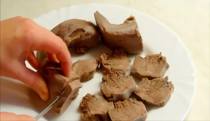 Schweinezungen in Scheiben schneiden.