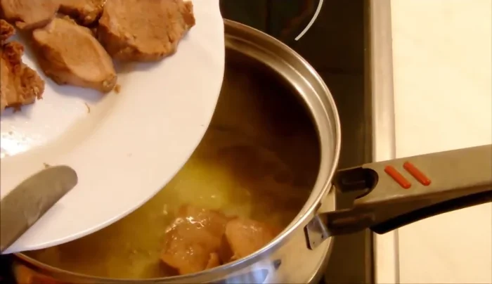 Schweinezungenscheiben in der Butter erhitzen.