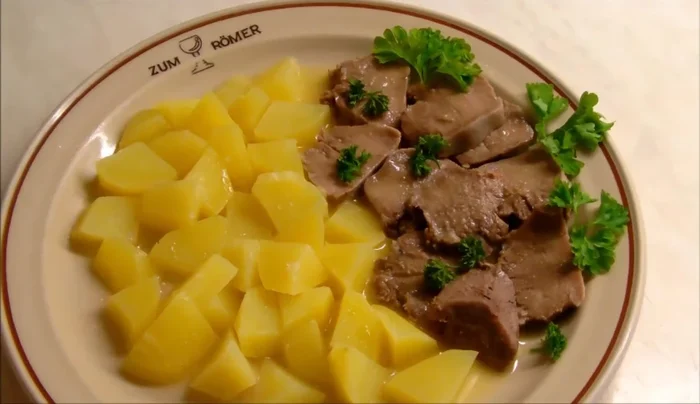 Mit Kartoffeln servieren.